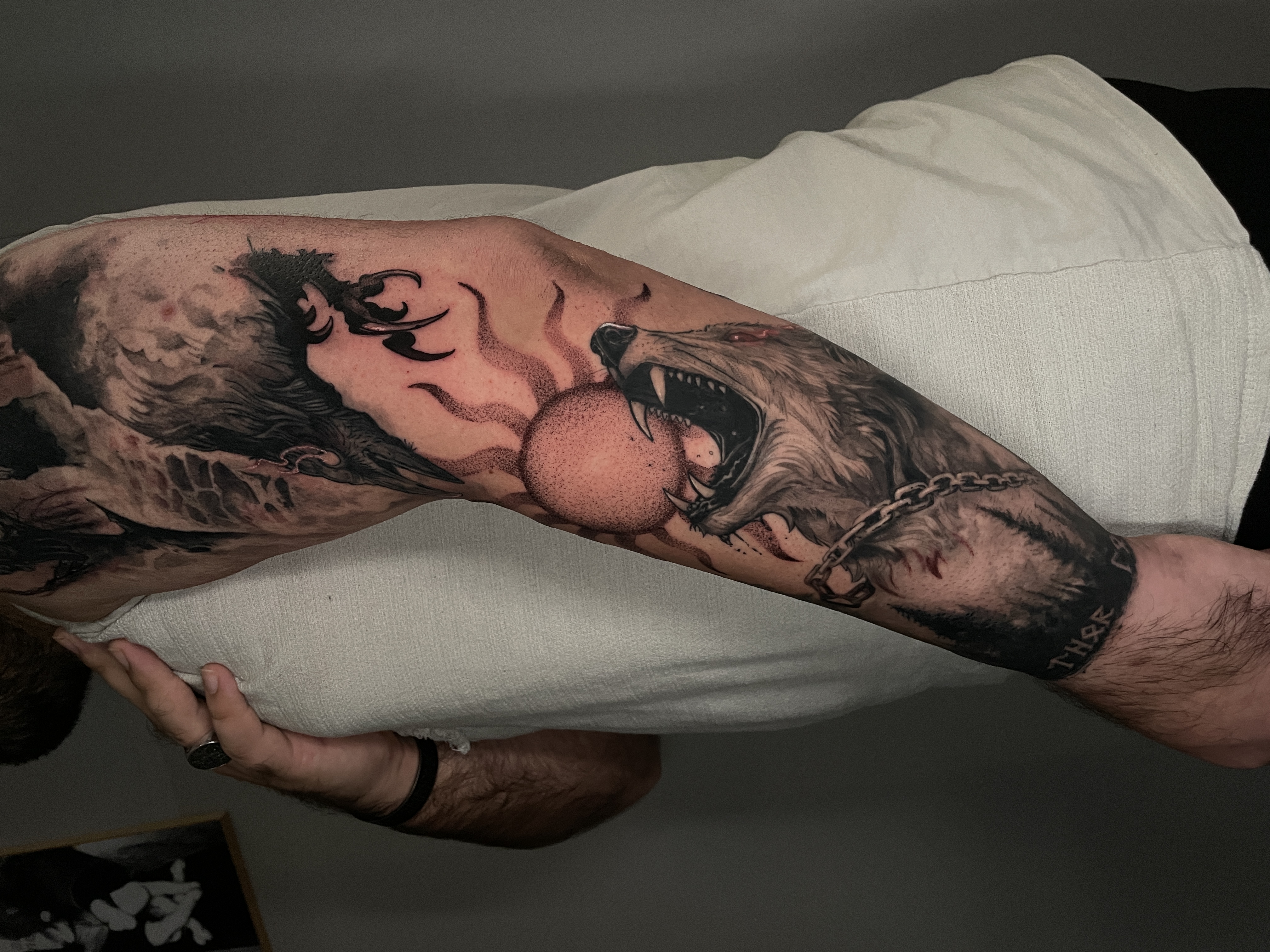 Tatuaggio vichingo black & grey su entrambe le braccia