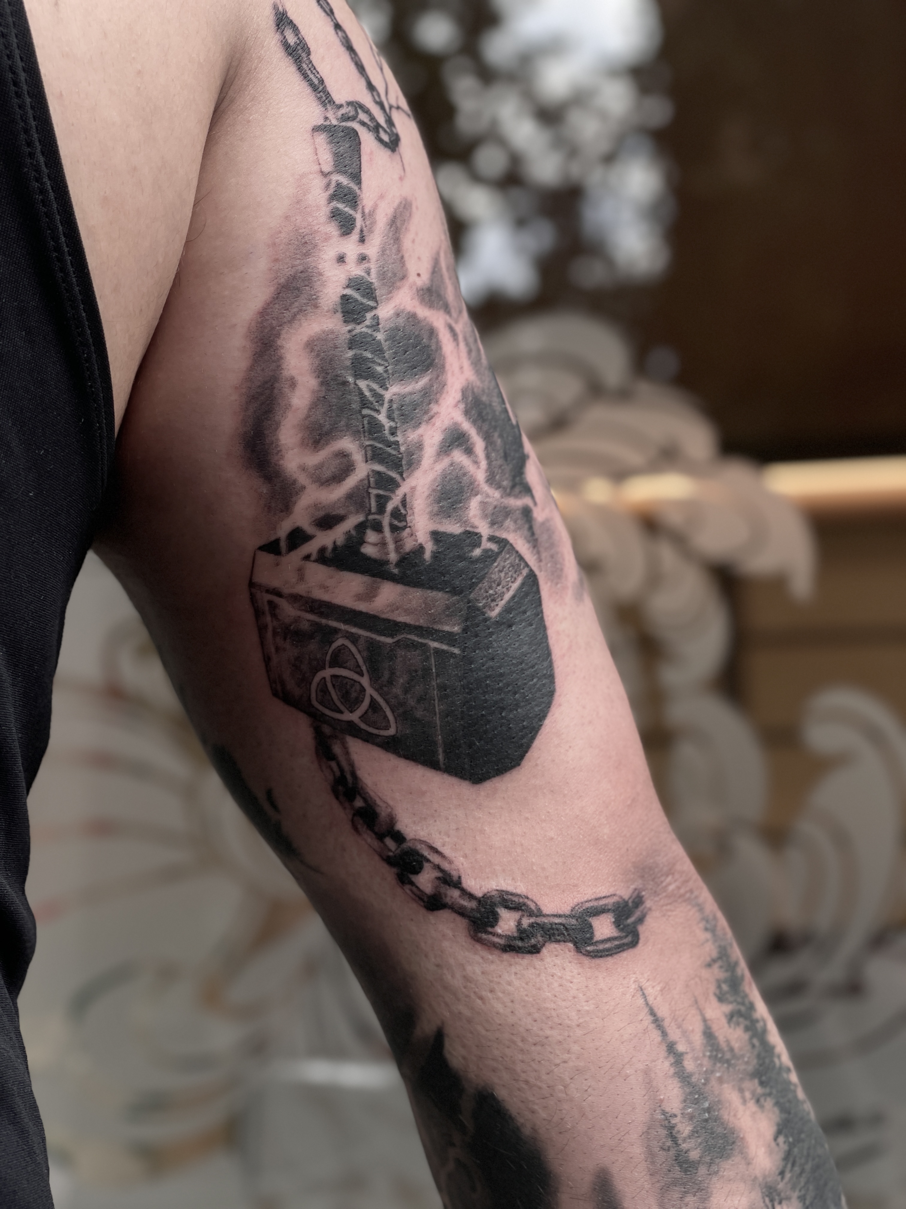 Tatuaggio vichingo black & grey su entrambe le braccia