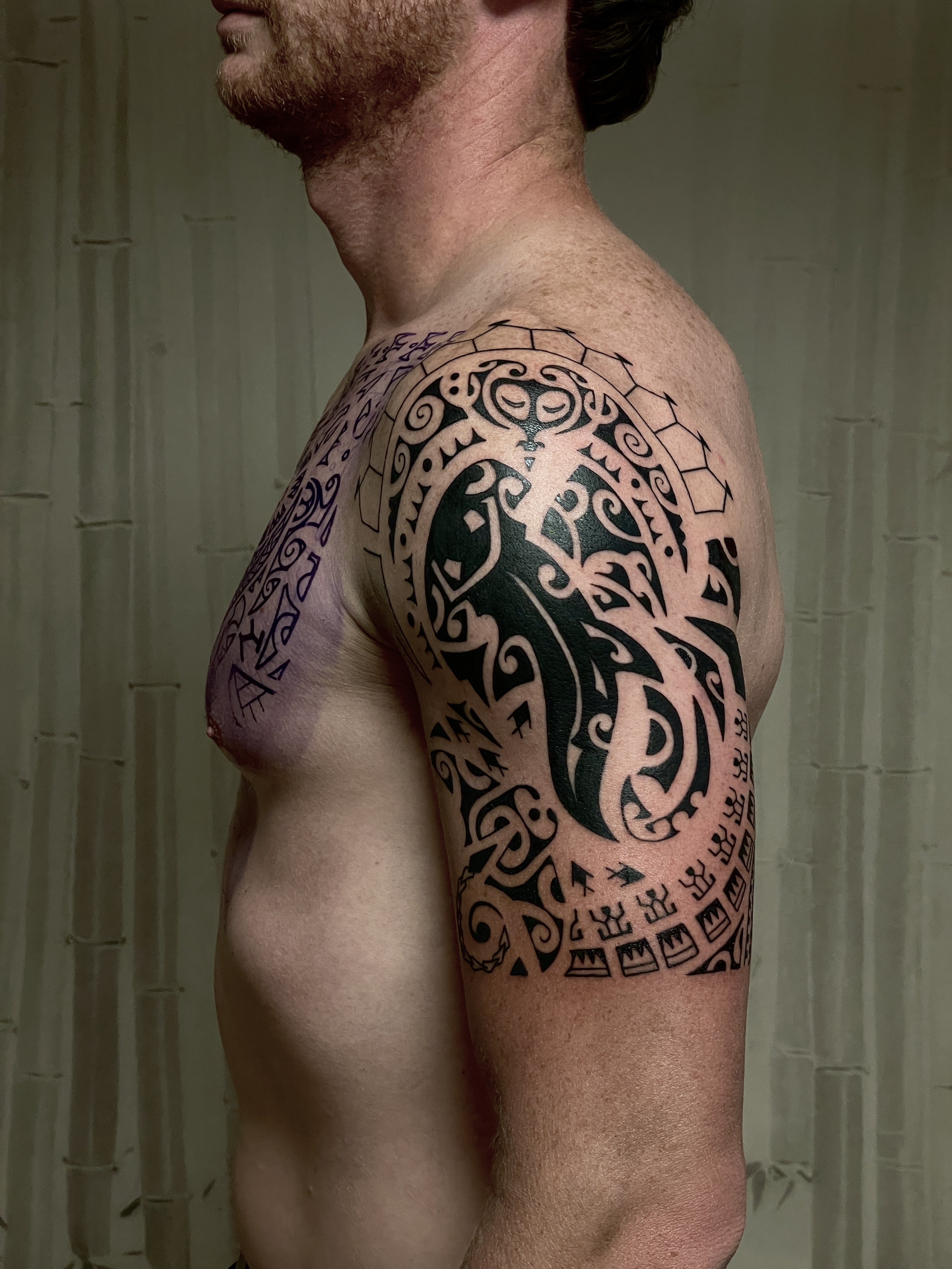 Qual è la differenza tra tatuaggio Māori e tatuaggio polinesiano?