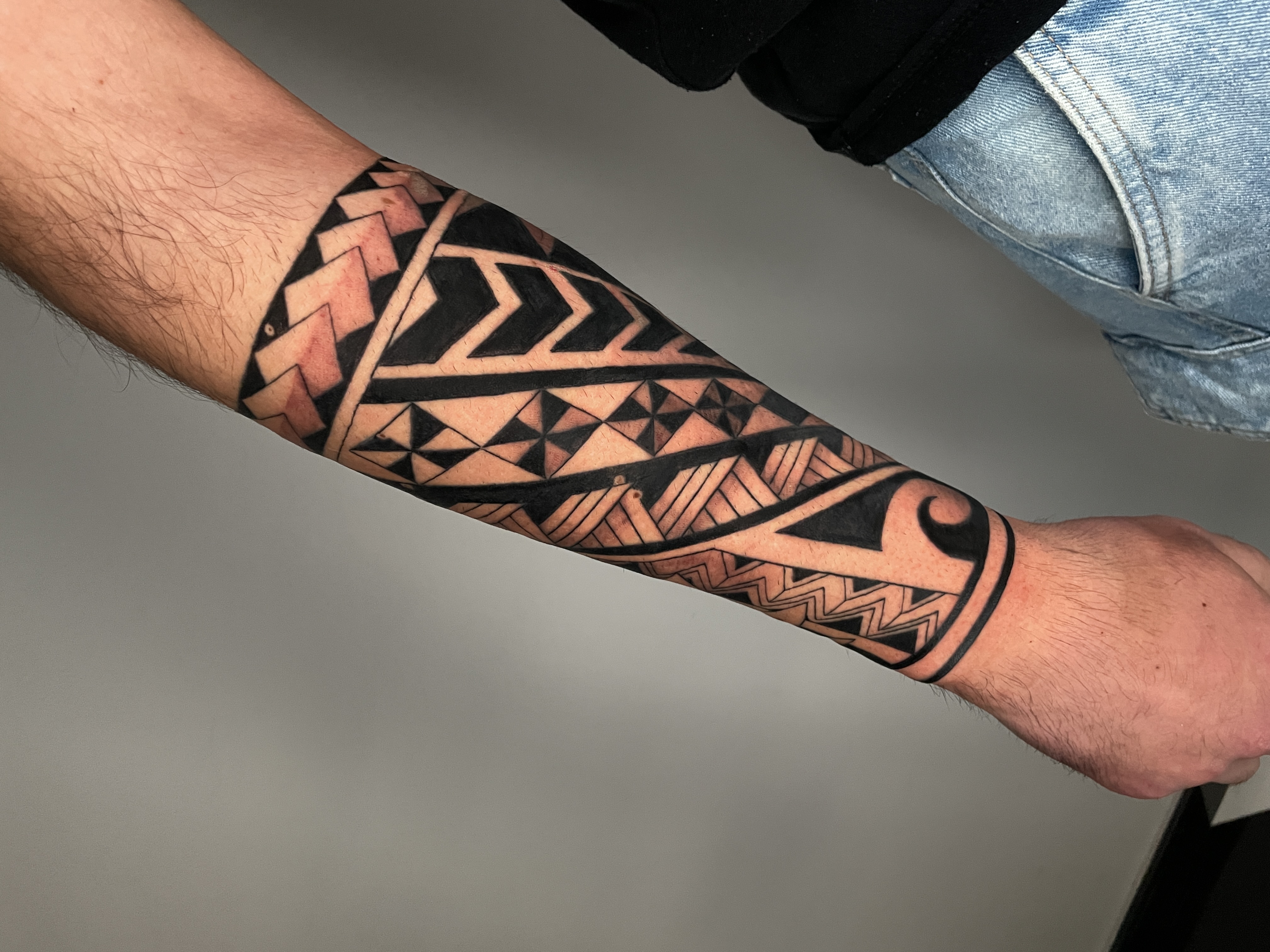 Qual è la differenza tra tatuaggio Māori e tatuaggio polinesiano?