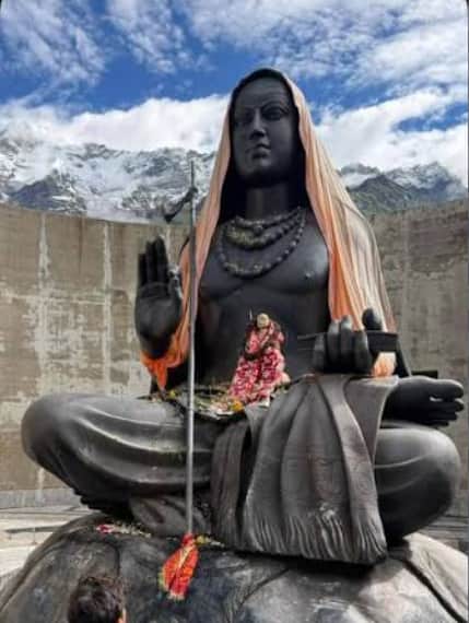केदारनाथ मंदिर के पीछे आदि शंकराचार्य समाधि