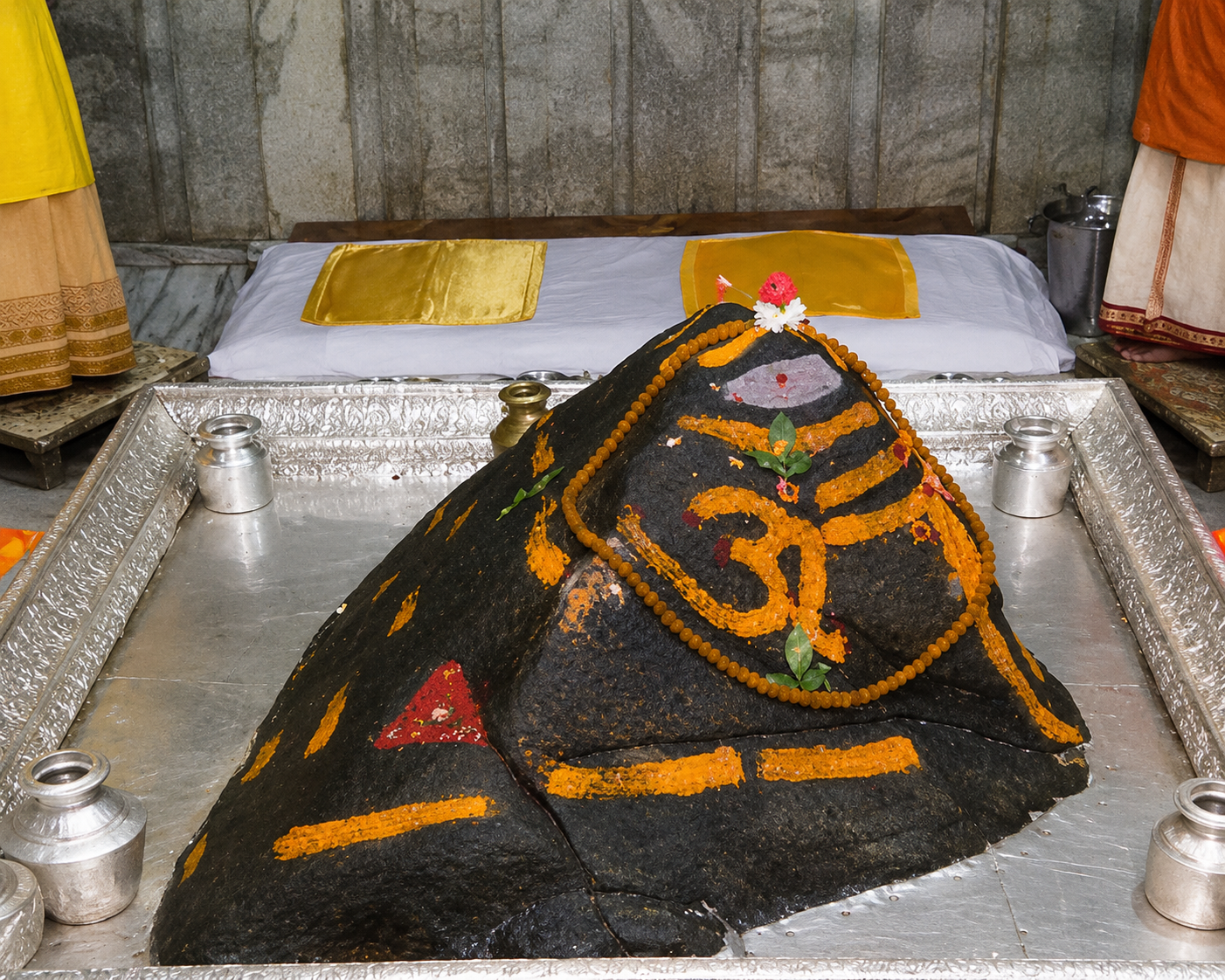 केदारनाथ मंदिर के गर्भगृह में पूजित शिव स्वरूप