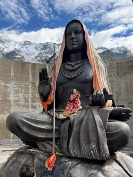 केदारनाथ मंदिर के पीछे आदि शंकराचार्य समाधि