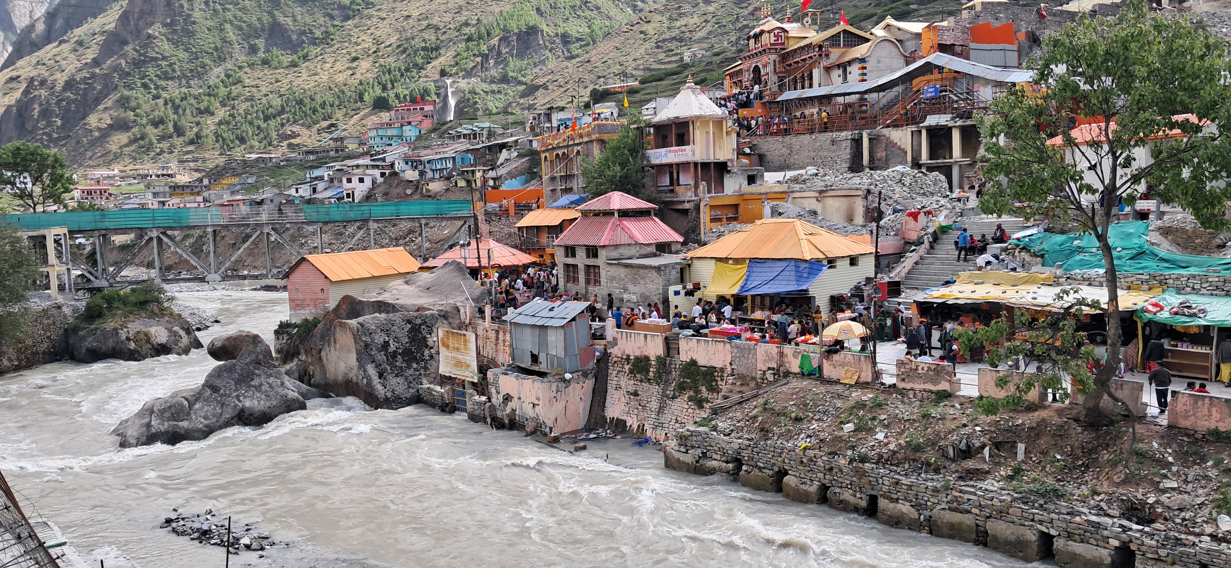 Badrinath Dham on the bank of Alakananda