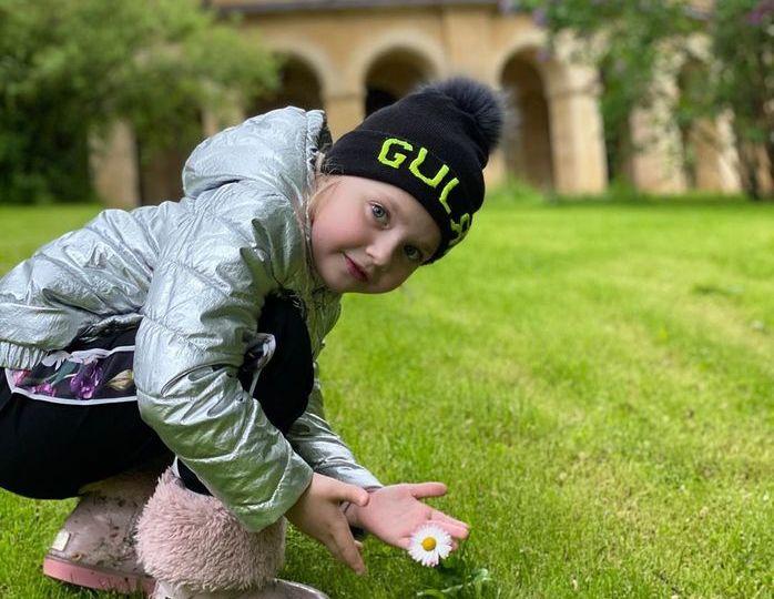 Домашний архив: Лиза Галкина в платье с объемным подолом состроила брату глазки