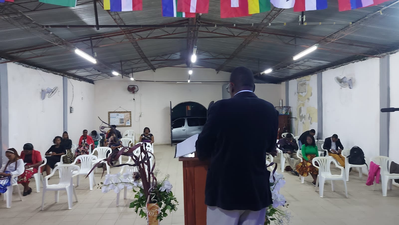 Culto Dominical - Pastor pregando para a congregação