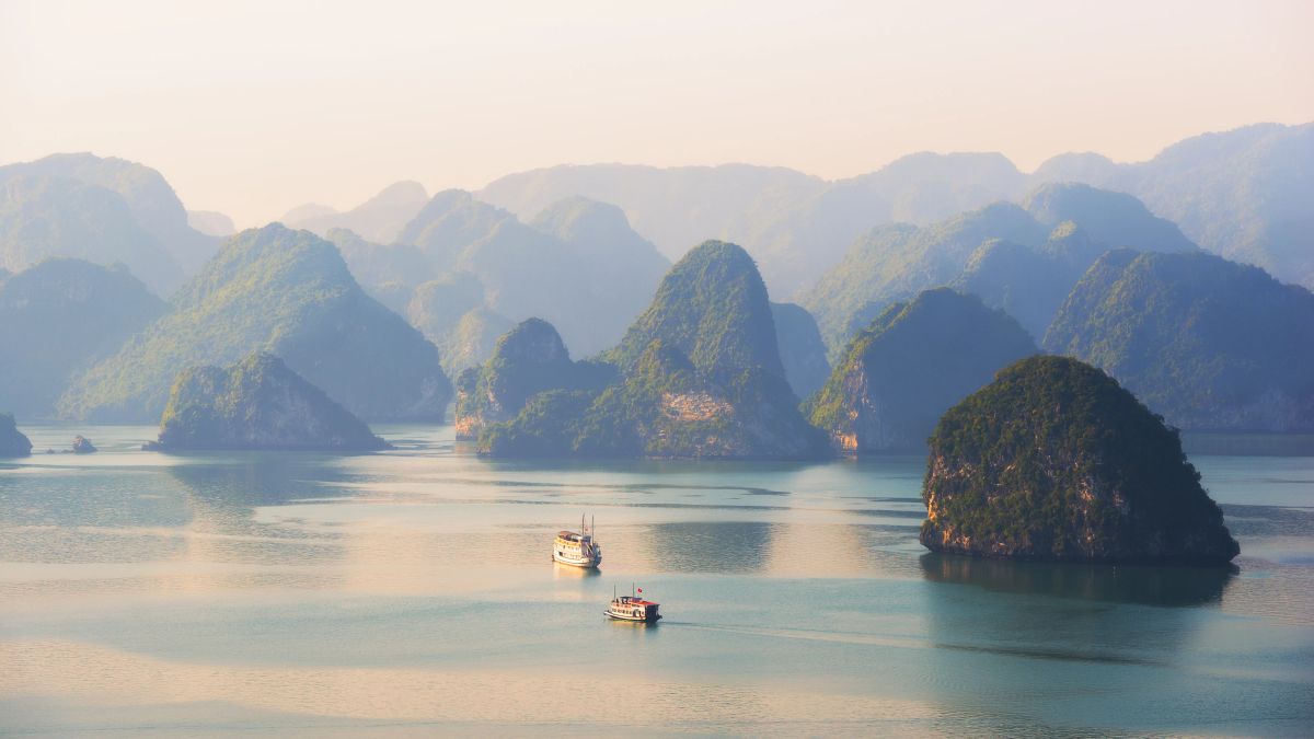Baie de Ha Long avec jonques traditionnelles