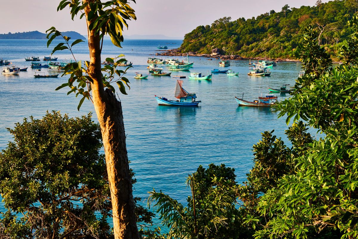 Rooftop bar avec vue sur Hô Chi Minh-Ville au crépuscule