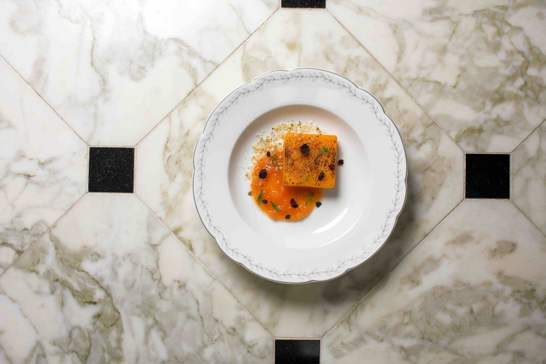 Plat de haddock fumé avec velouté de chou-fleur et condiment citronné