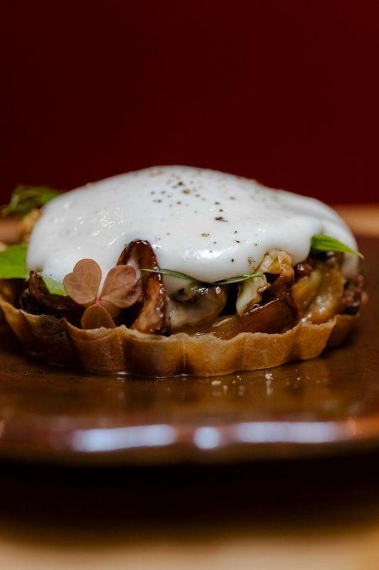 Un plat de viande et légumes frais à Épopée, signature de Yurika Kitano