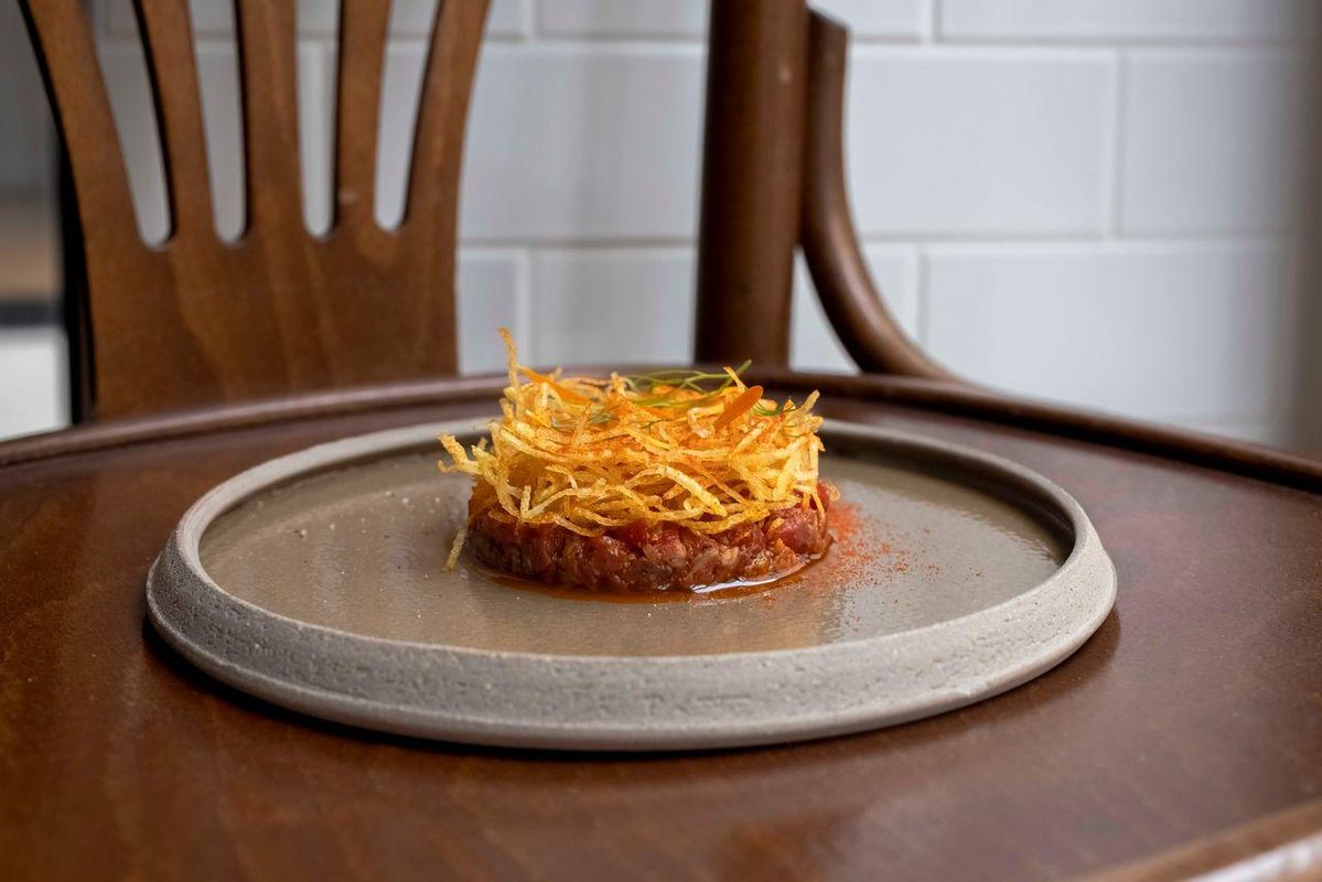 Sélection de vins raffinés dans le bar du restaurant Épopée à Paris
