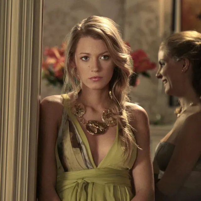 Des icônes d’applications de rencontre se reflètent sur un verre de vin, symbolisant la quête amoureuse moderne.