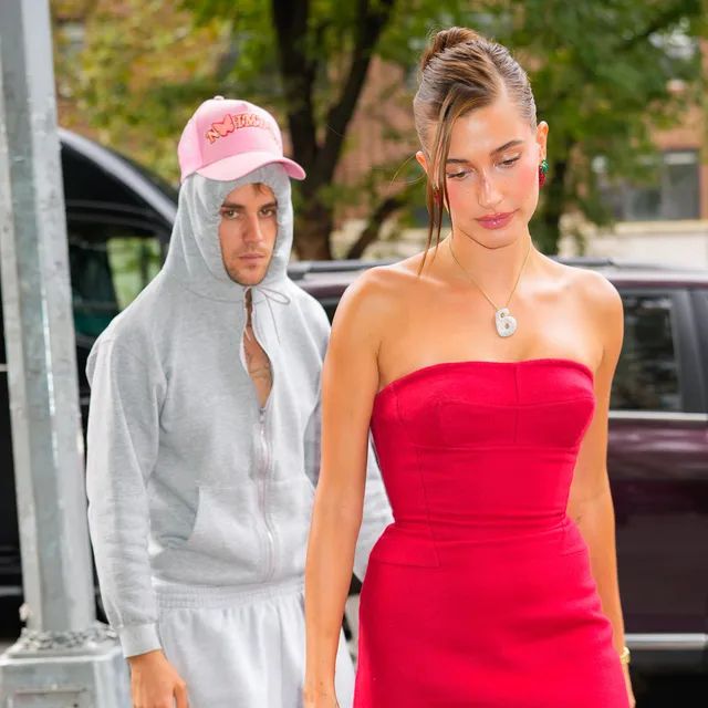 Une femme élégante et pensive regardant son téléphone, la trentaine passée, questionnant l’efficacité des rencontres en ligne.