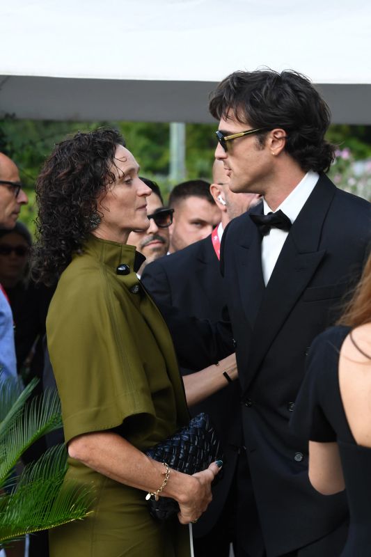 Jacob Elordi et sa mère sur un tapis rouge
