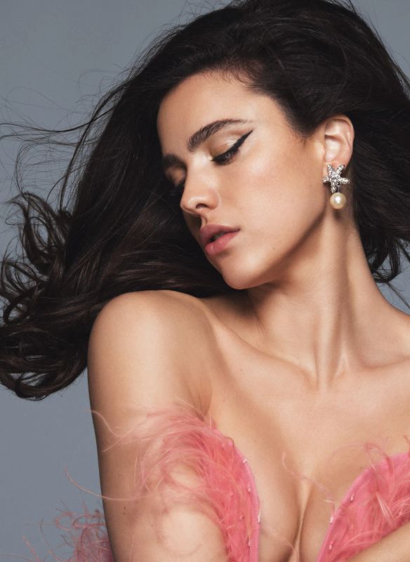 Margaret Qualley sur scène, captivant le public