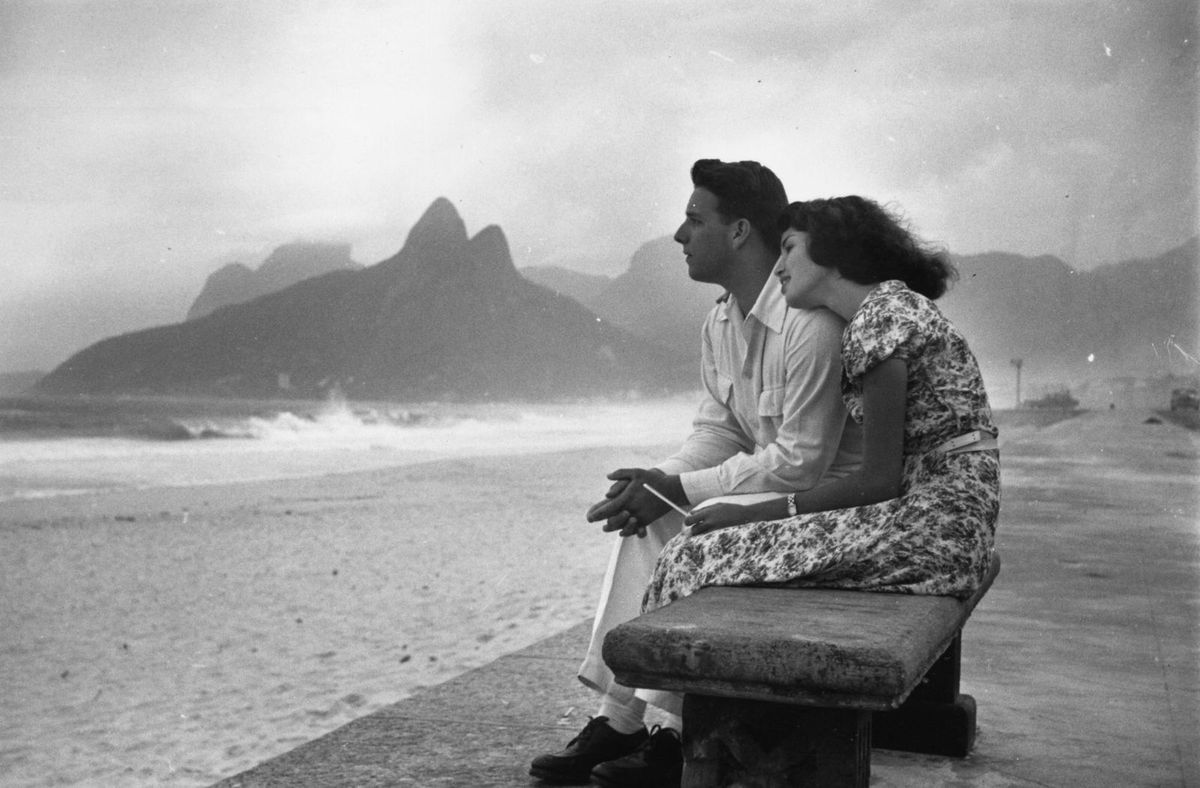 Scène de vie quotidienne sur la plage de Copacabana en 1953