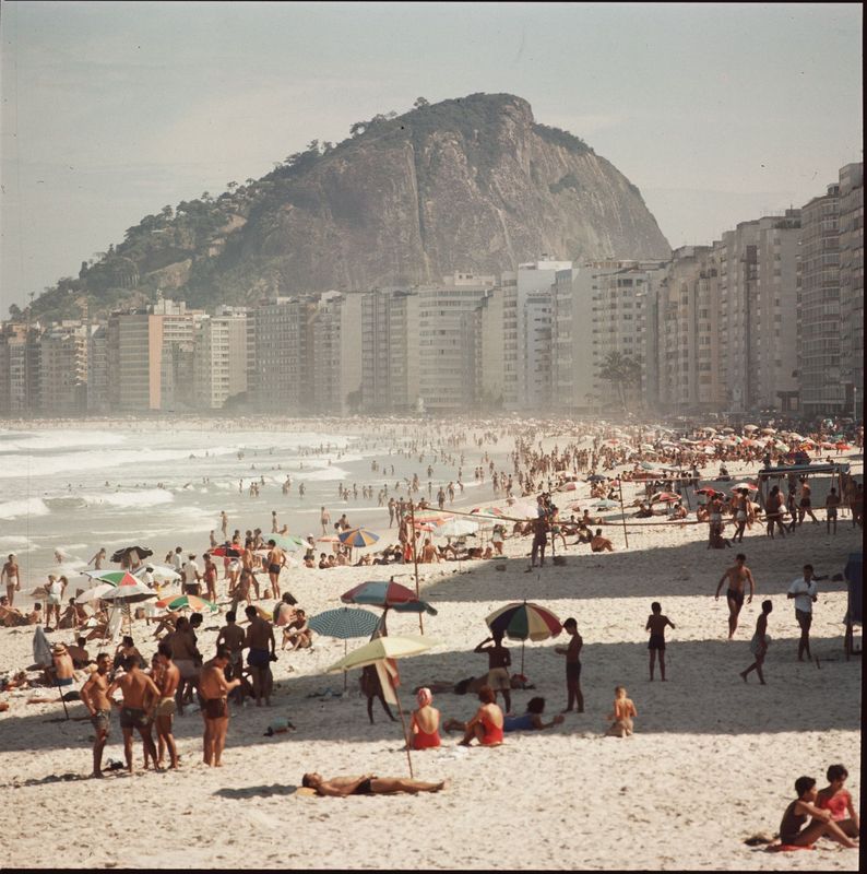 Daliah Lavi posant sur la plage de Copacabana en 1971