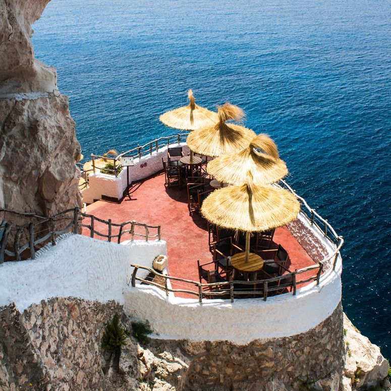 Intérieur élégant d'une villa de luxe aux Baléares avec vue sur la mer