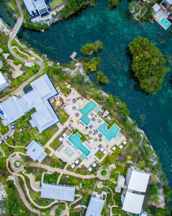 Intérieur du spa de l'Alila Mayakoba avec éléments naturels et ambiance apaisante