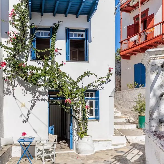 Piscine à débordement d'une villa surplombant la mer à Malmousque