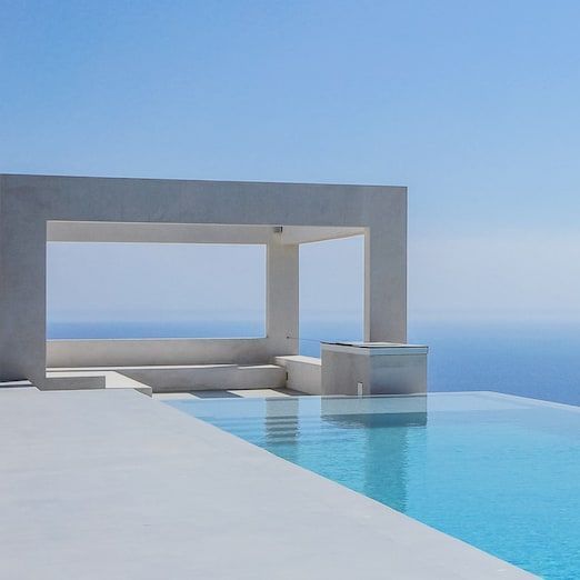 Architecture lumineuse d'une villa en bord de mer à Marseille