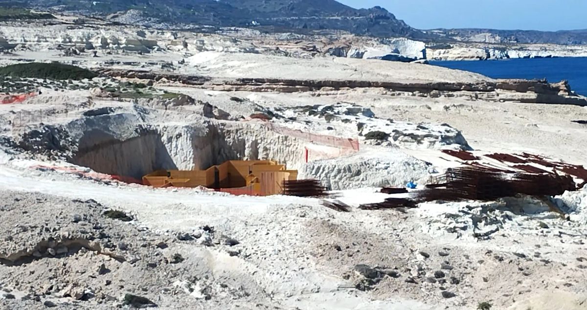 Les formations rocheuses uniques de Sarakiniko, Milos, menacées par l'érosion touristique