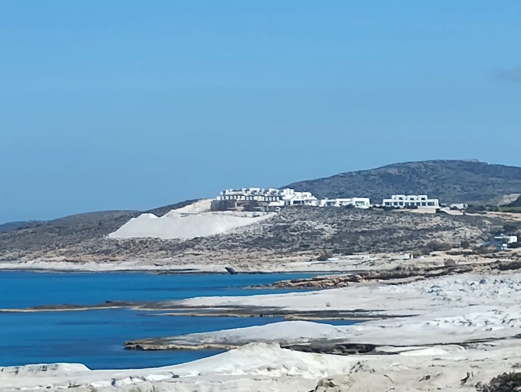 Une vue aérienne des côtes de Milos, illustrant la tension entre développement et préservation écologique