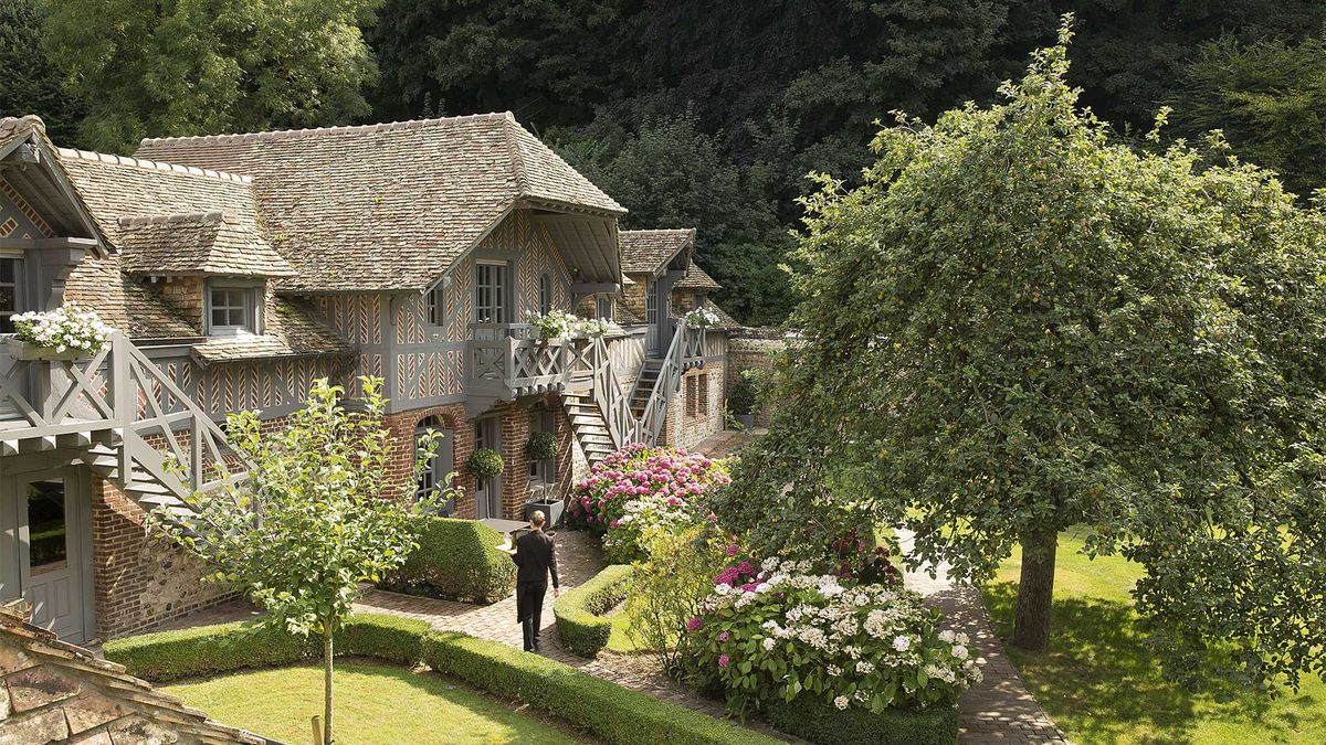 Vue du ciel de la Ferme Saint-Siméon à Honfleur, un lieu chargé d'histoire artistique.
