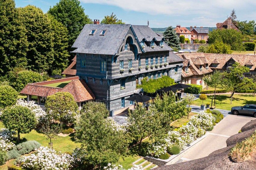 Françoise Pétrovitch au travail dans son atelier de la Ferme Saint-Siméon, devant l'estuaire de la Seine.