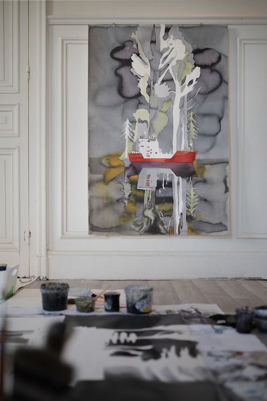 L'artiste Françoise Pétrovitch concentrée sur son travail, une immersion complète dans la création.