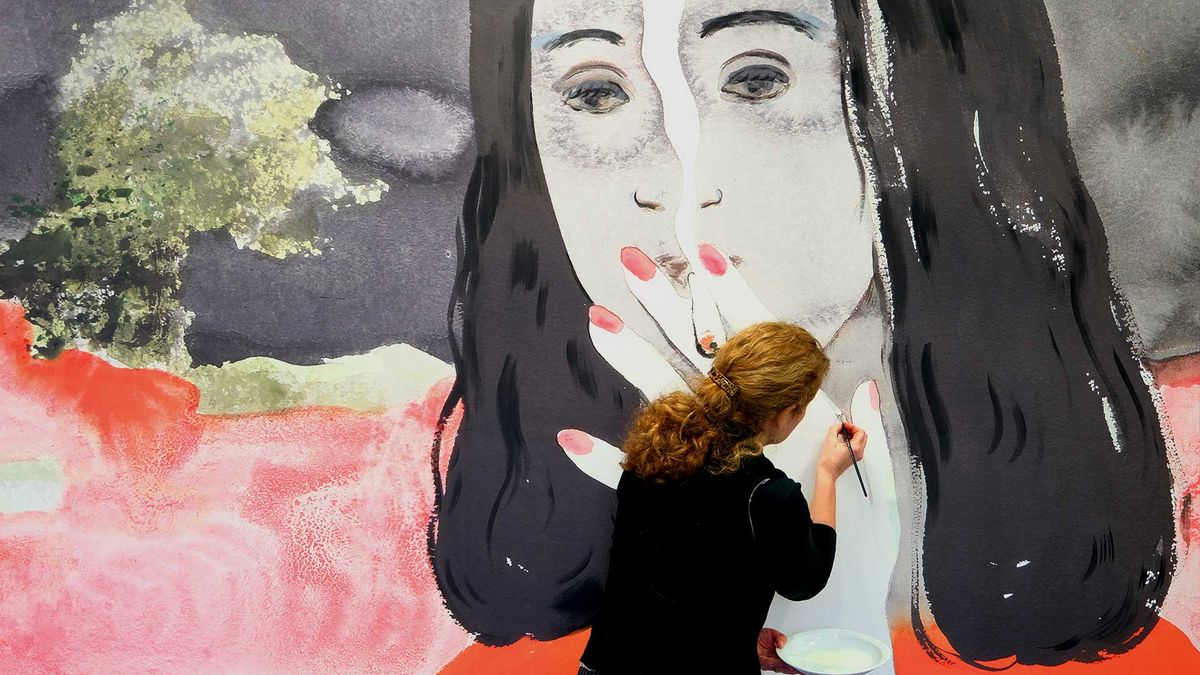 Une autre vue de Françoise Pétrovitch dans son environnement de création à la Ferme Saint-Siméon.