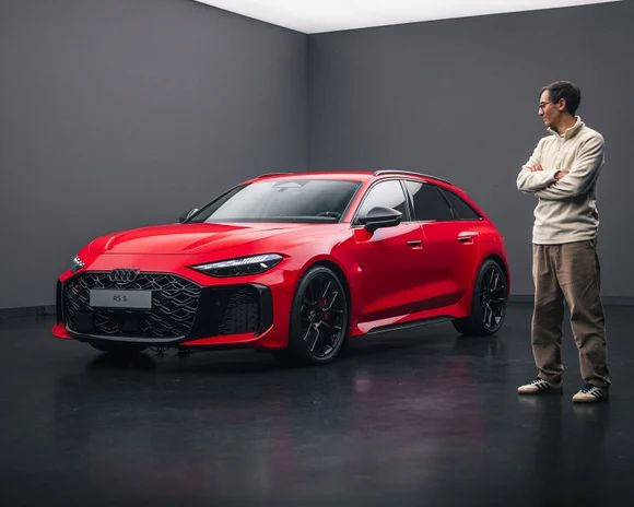 L'Audi RS 5 Sportback de nouvelle génération, affichant une silhouette musclée et une présence imposante.