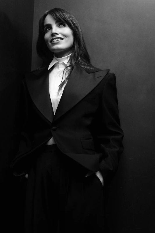 Lux Pascal en gros plan, regard intense et expressif, reflétant sa profondeur artistique