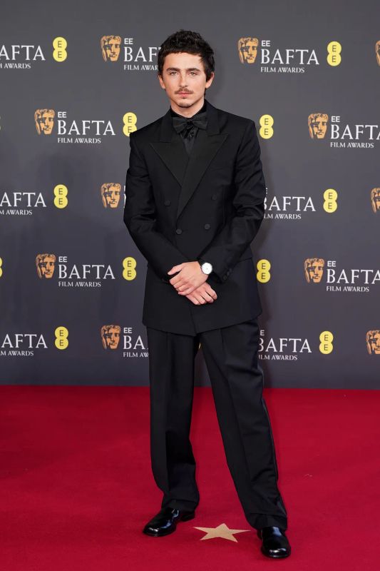 Tapis rouge des BAFTA 2026 avec une foule de célébrités