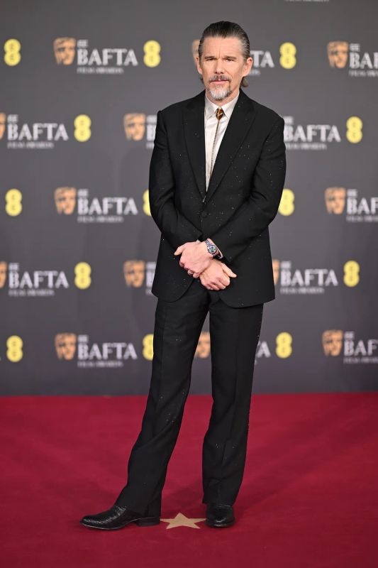 Chase Infiniti rayonnante sur le tapis rouge des BAFTA 2026 dans une robe scintillante