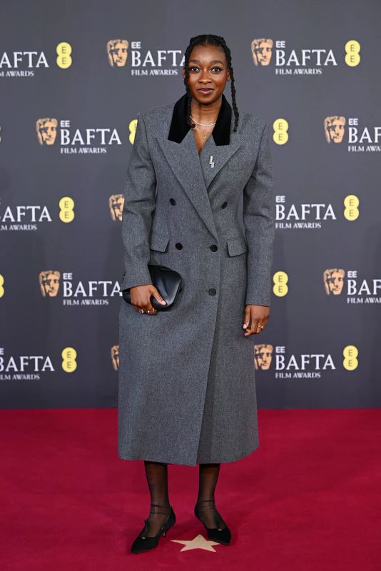 Monica Bellucci élégante sur le tapis rouge des BAFTA 2026