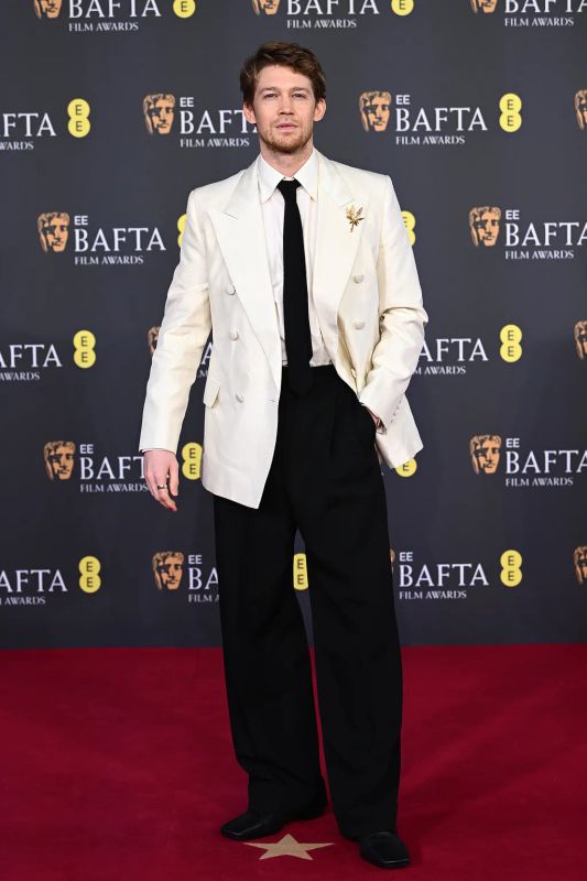 Un groupe d'acteurs posant élégamment sur le tapis rouge des BAFTA 2026