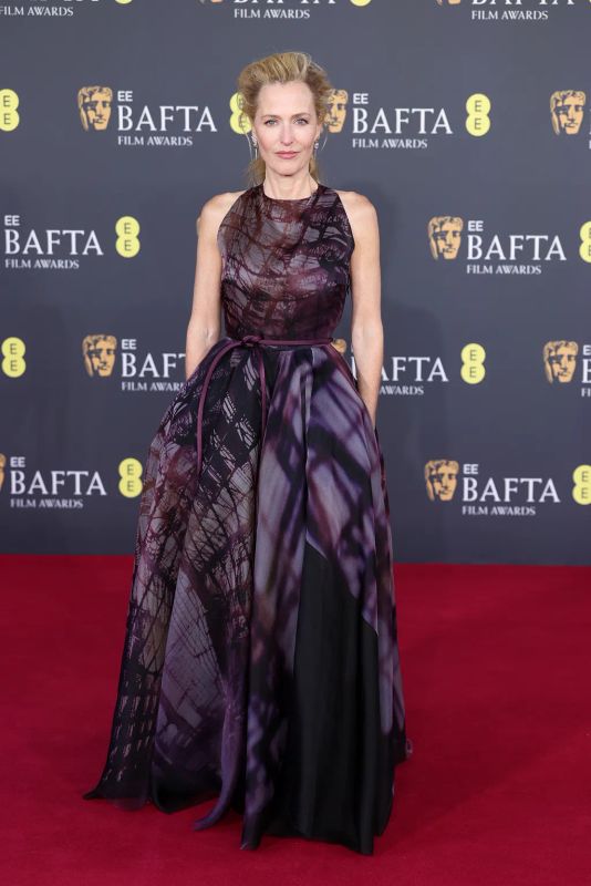 Actrice souriante dans une robe de soirée sophistiquée aux BAFTA 2026