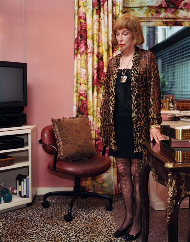 Portrait en noir et blanc d'un rappeur, style Dana Lixenberg