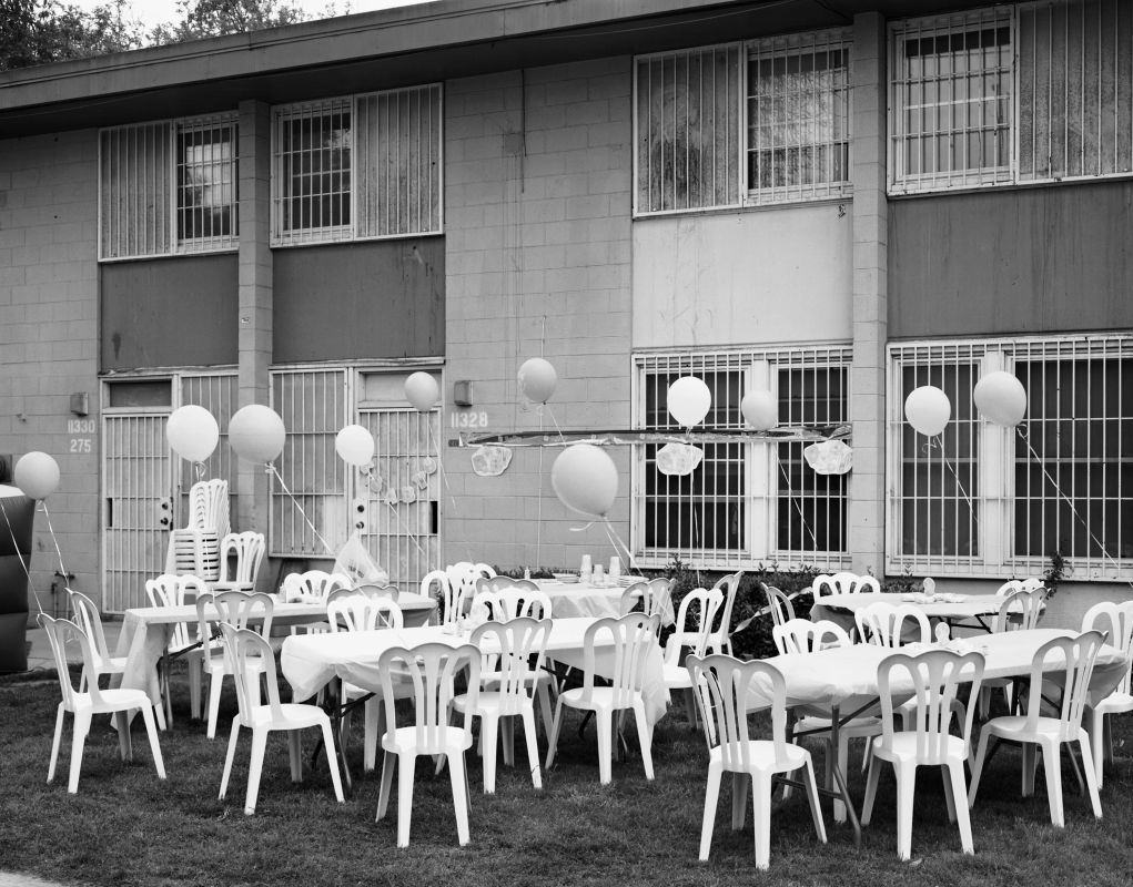 Jeune homme noir posant avec assurance, photographie de Dana Lixenberg