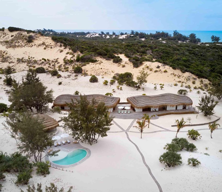 Piscine à débordement d'une villa du Kisawa Sanctuary face à l'océan turquoise