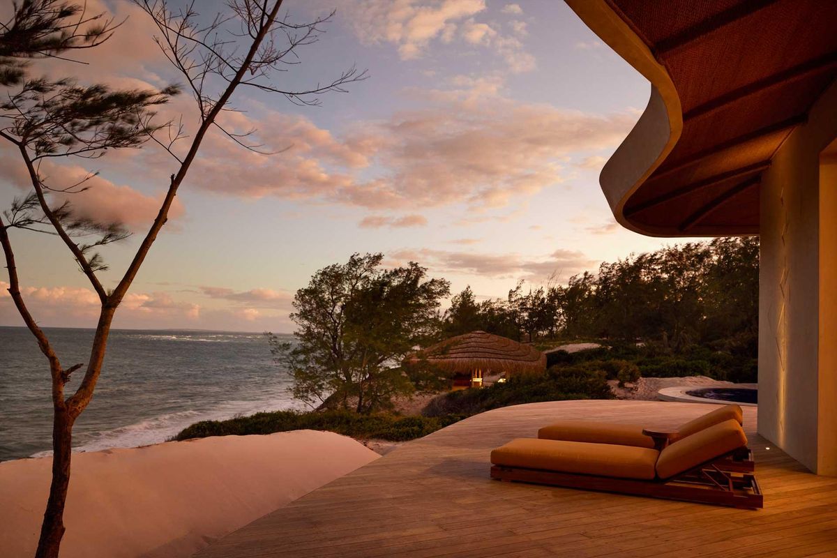 Dîner romantique sur la plage du Kisawa Sanctuary au coucher du soleil
