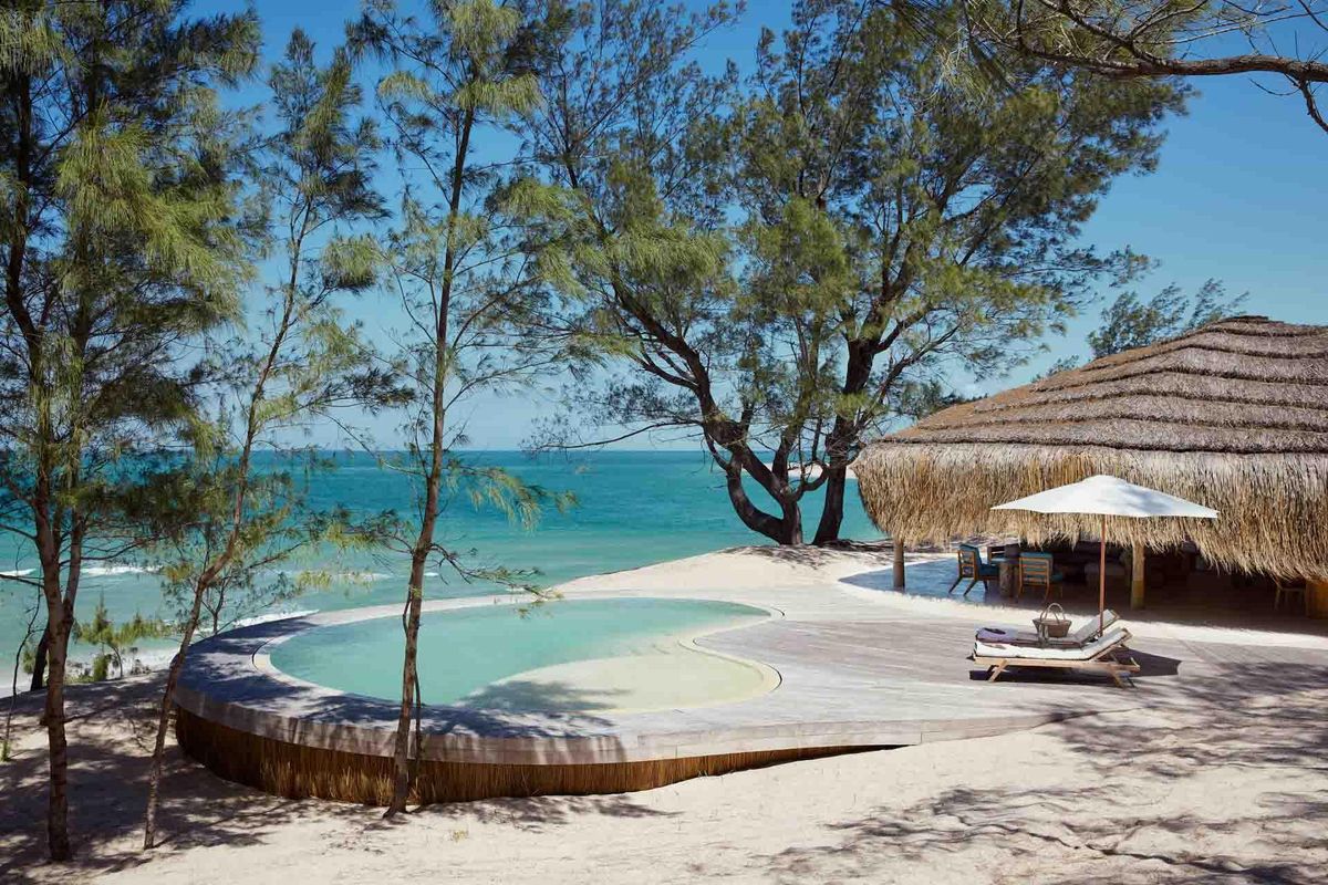 Architecture extérieure d'une villa du Kisawa Sanctuary s'intégrant parfaitement au paysage naturel