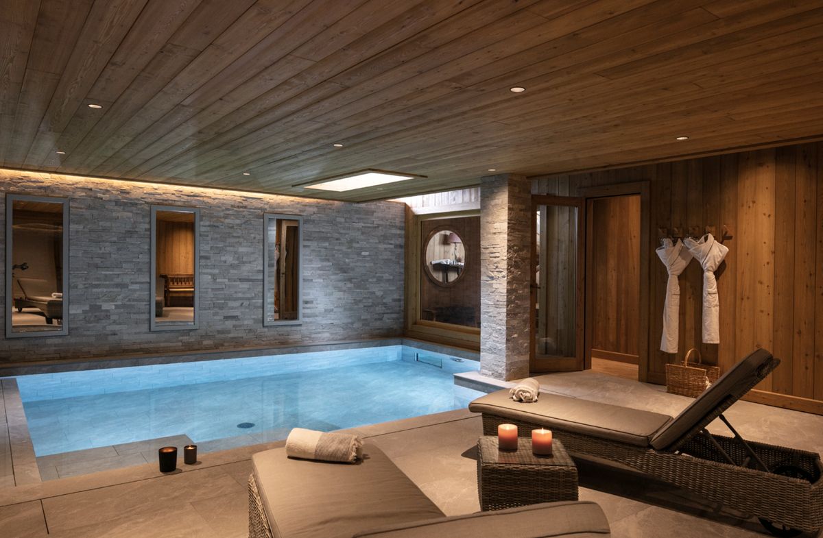 Piscine intérieure élégante dans un chalet de montagne