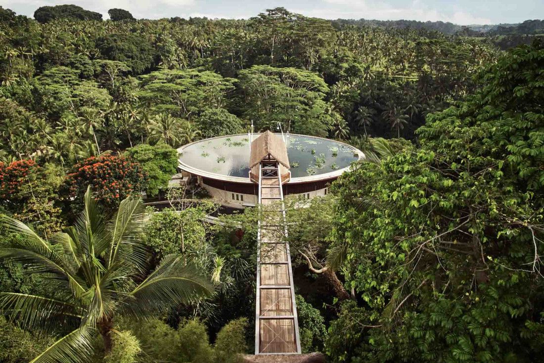 Vue aérienne de l'architecture emblématique du Four Seasons Sayan