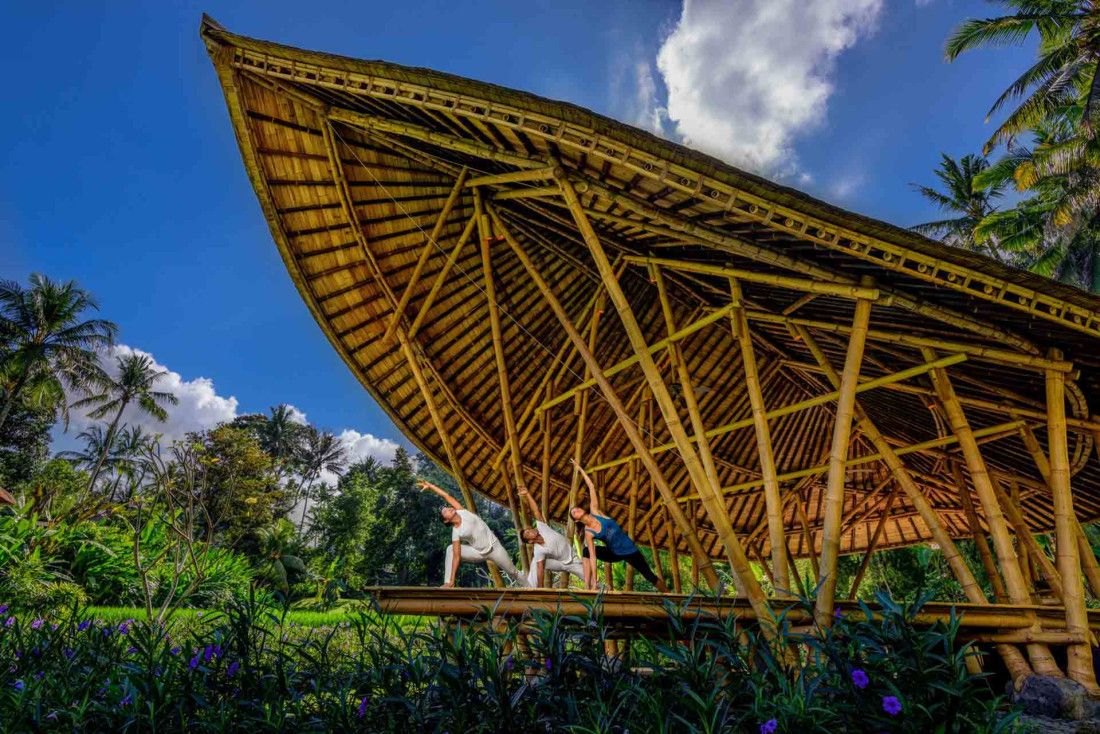 L'entrée emblématique du Four Seasons Sayan avec son bassin de lotus