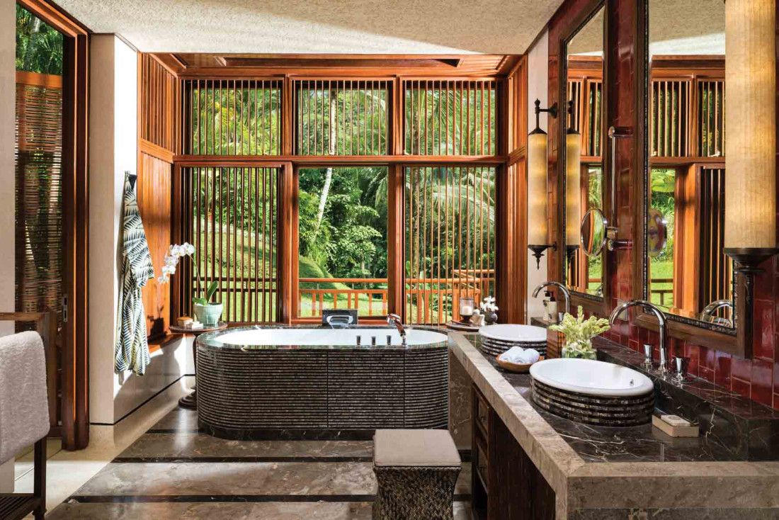 Piscine à débordement du Four Seasons Sayan se fondant dans la jungle