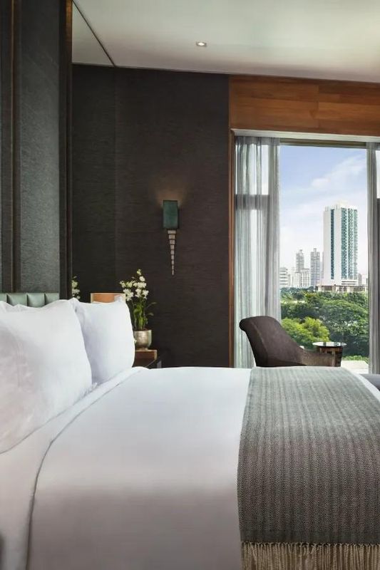 Détail architectural et sculptures traditionnelles