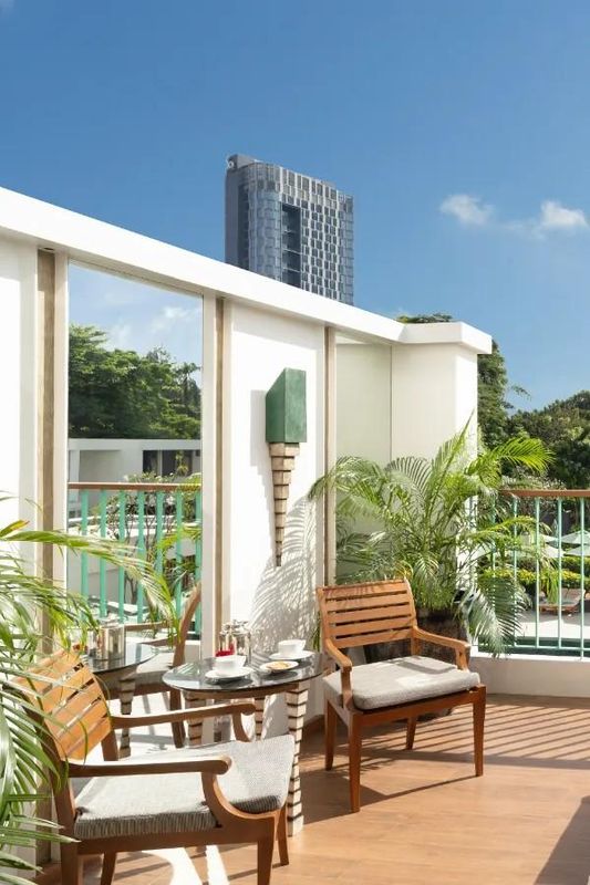 Piscine à débordement entourée de végétation