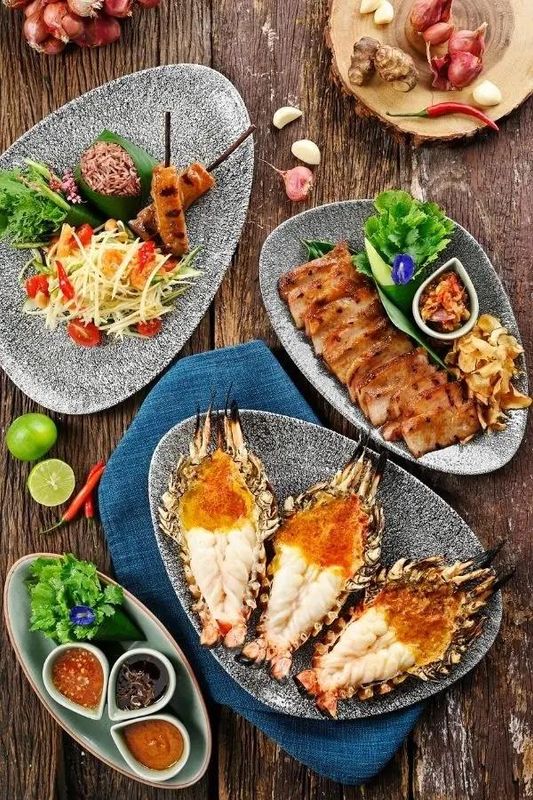 Intérieur élégant d'une suite avec mobilier en teck